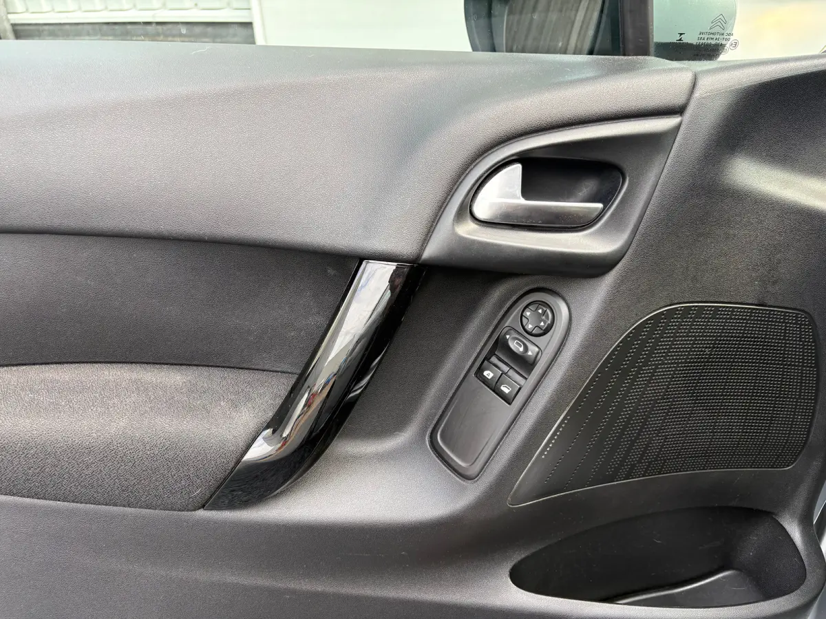 1.2 Selection CRUISE CONTROL| ARMSTEUN VOOR| BESTUURDERSTOEL IN HOOGTE VERSTELBAAR| ELEKTRISCHE RAMEN VOOR| BLUETOOTH TELEFOONVOORBEREIDING|