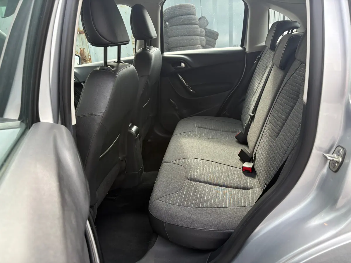 1.2 Selection CRUISE CONTROL| ARMSTEUN VOOR| BESTUURDERSTOEL IN HOOGTE VERSTELBAAR| ELEKTRISCHE RAMEN VOOR| BLUETOOTH TELEFOONVOORBEREIDING|