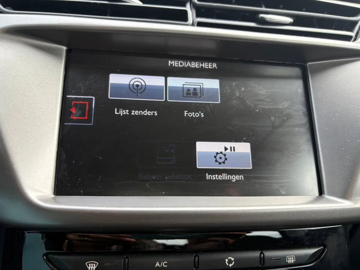 1.2 Selection CRUISE CONTROL| ARMSTEUN VOOR| BESTUURDERSTOEL IN HOOGTE VERSTELBAAR| ELEKTRISCHE RAMEN VOOR| BLUETOOTH TELEFOONVOORBEREIDING|