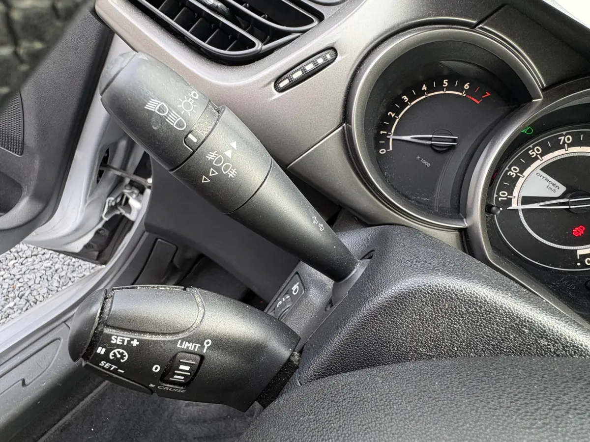 1.2 Selection CRUISE CONTROL| ARMSTEUN VOOR| BESTUURDERSTOEL IN HOOGTE VERSTELBAAR| ELEKTRISCHE RAMEN VOOR| BLUETOOTH TELEFOONVOORBEREIDING|
