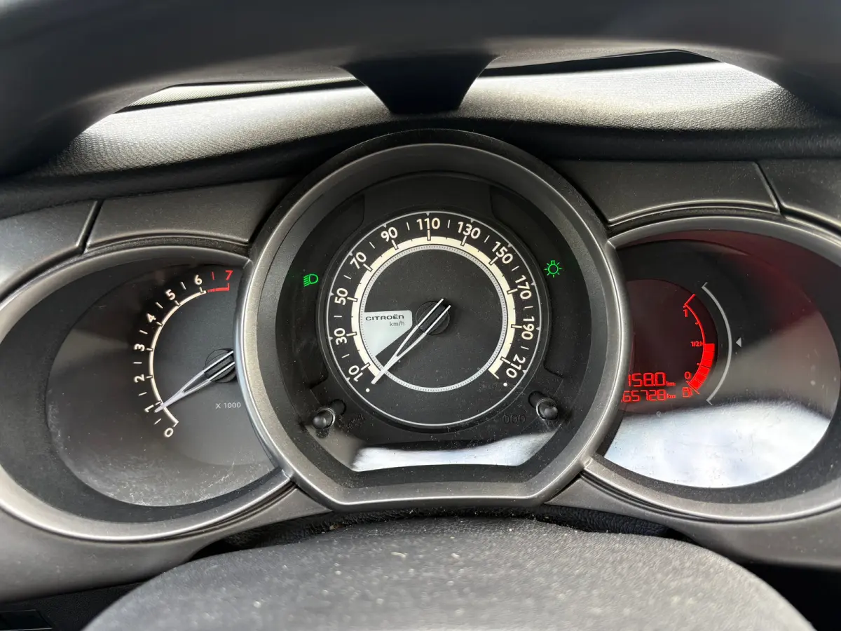 1.2 Selection CRUISE CONTROL| ARMSTEUN VOOR| BESTUURDERSTOEL IN HOOGTE VERSTELBAAR| ELEKTRISCHE RAMEN VOOR| BLUETOOTH TELEFOONVOORBEREIDING|