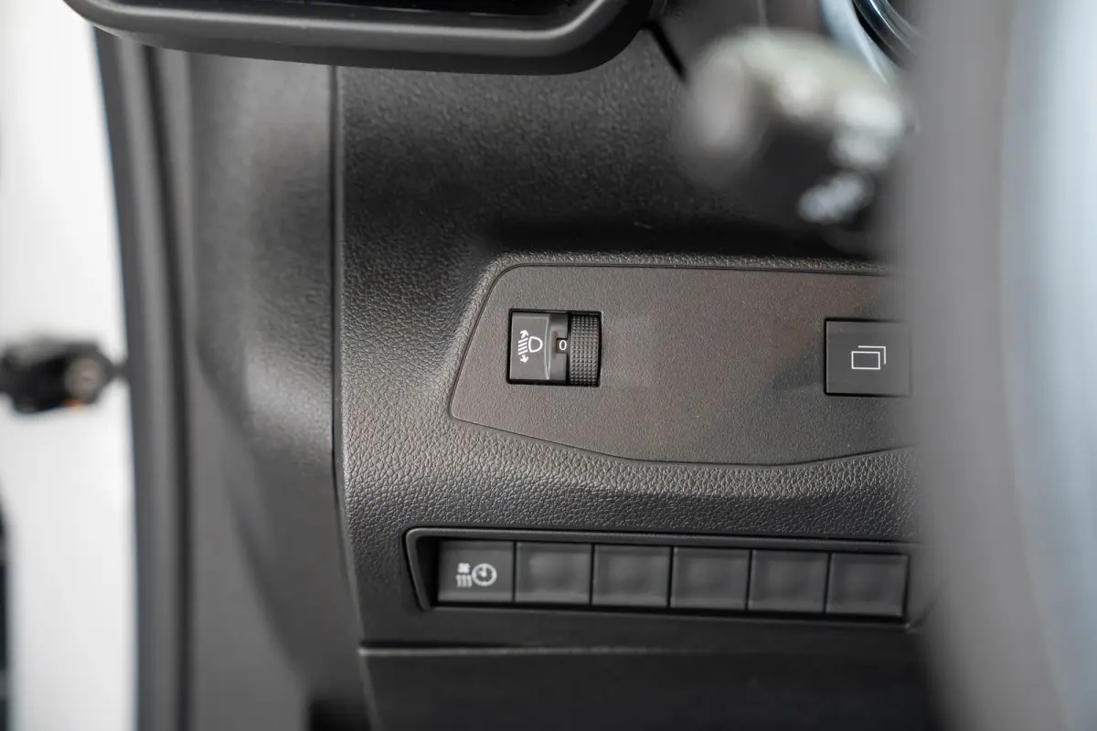 136 L2 50kWh | Warmtepomp | Climate Controle | Camera | Parkeersensoren | Laadruimte pakket | Apple Carplay & Android Auto |