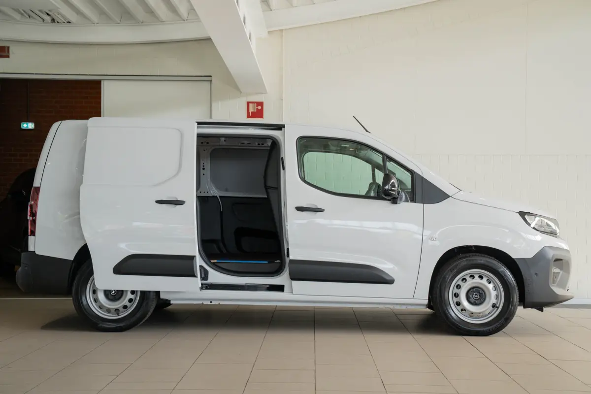 136 L2 50kWh | Warmtepomp | Climate Controle | Camera | Parkeersensoren | Laadruimte pakket | Apple Carplay & Android Auto |