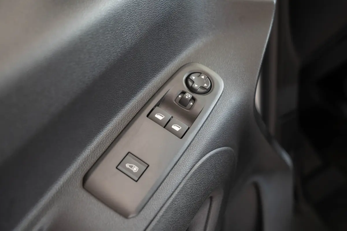 136 L2 50kWh | Warmtepomp | Climate Controle | Camera | Parkeersensoren | Laadruimte pakket | Apple Carplay & Android Auto |
