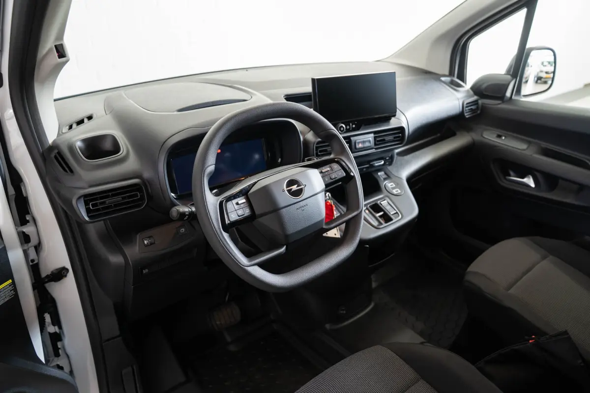 136 L2 50kWh | Warmtepomp | Climate Controle | Camera | Parkeersensoren | Laadruimte pakket | Apple Carplay & Android Auto |