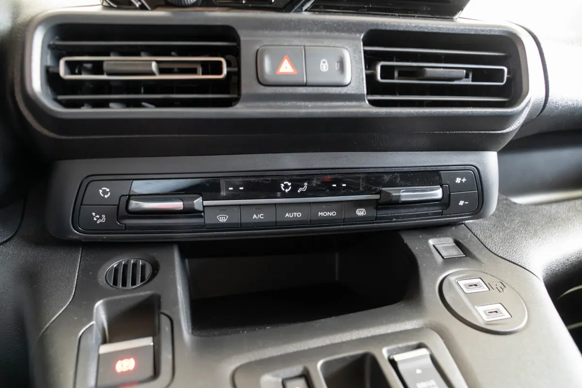 136 L2 50kWh | Warmtepomp | Climate Controle | Camera | Parkeersensoren | Laadruimte pakket | Apple Carplay & Android Auto |