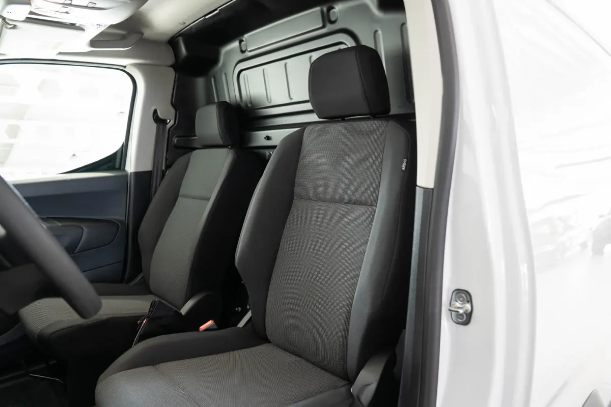 136 L2 50kWh | Warmtepomp | Climate Controle | Camera | Parkeersensoren | Laadruimte pakket | Apple Carplay & Android Auto |