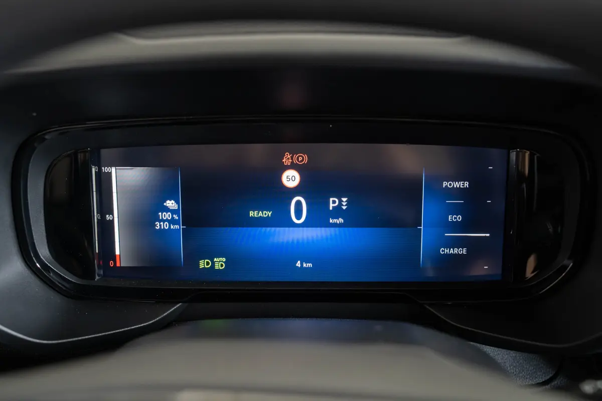 136 L2 50kWh | Warmtepomp | Climate Controle | Camera | Parkeersensoren | Laadruimte pakket | Apple Carplay & Android Auto |