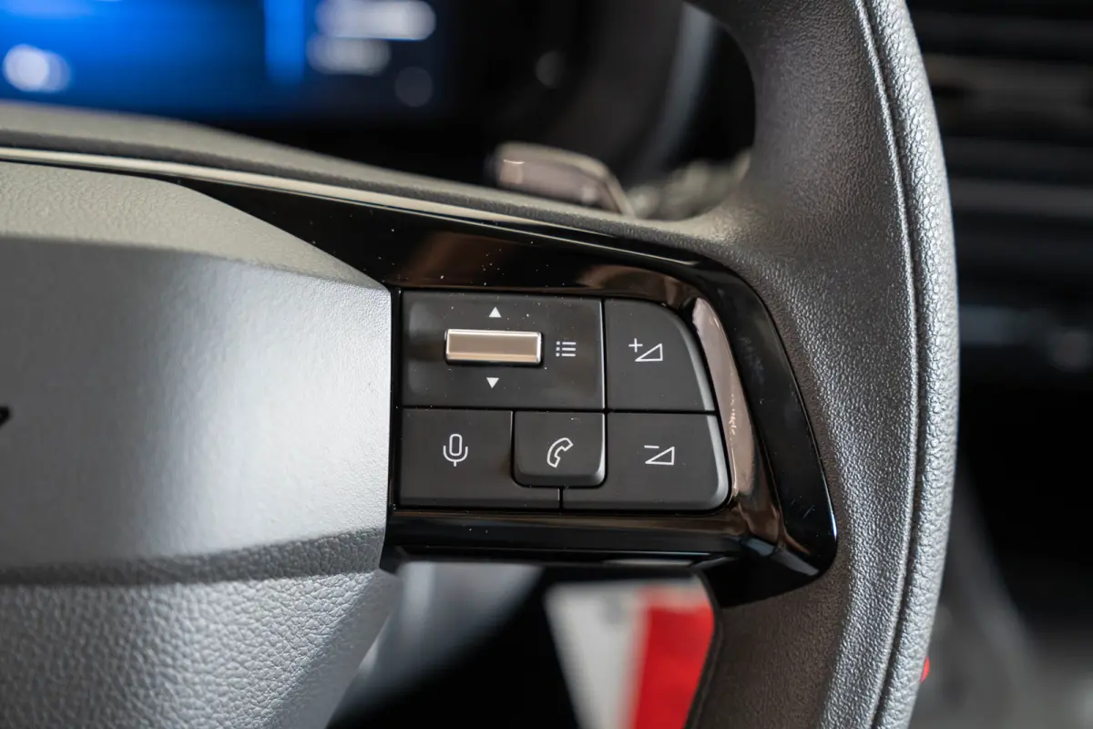 136 L2 50kWh | Warmtepomp | Climate Controle | Camera | Parkeersensoren | Laadruimte pakket | Apple Carplay & Android Auto |