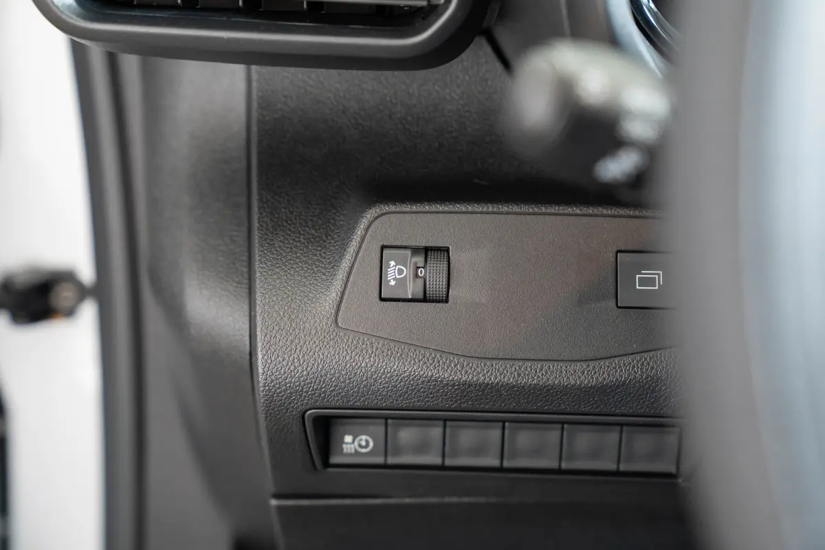 136 L2 50kWh | Warmtepomp | Climate Controle | Camera | Parkeersensoren | Laadruimte pakket | Apple Carplay & Android Auto |