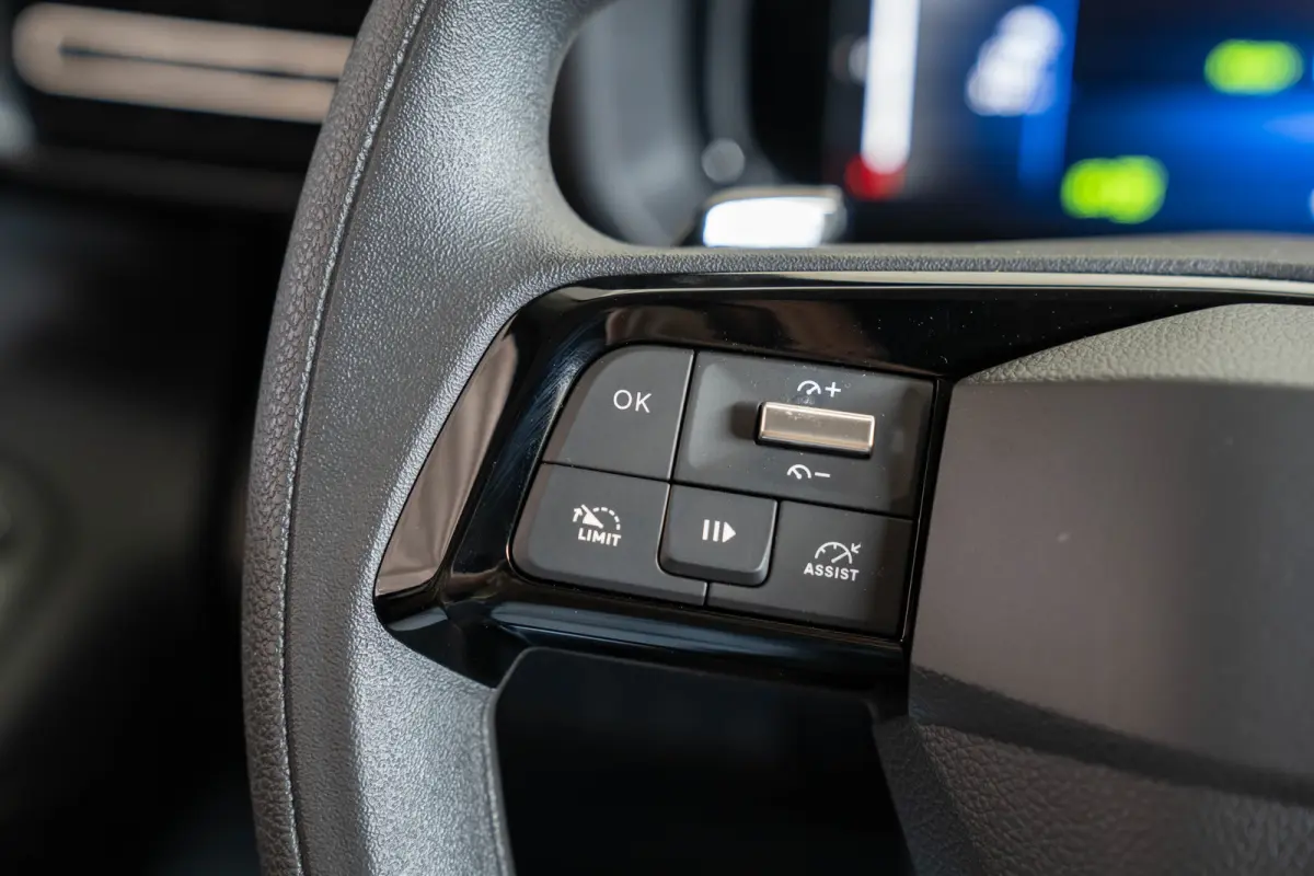136 L2 50kWh | Warmtepomp | Climate Controle | Camera | Parkeersensoren | Laadruimte pakket | Apple Carplay & Android Auto |