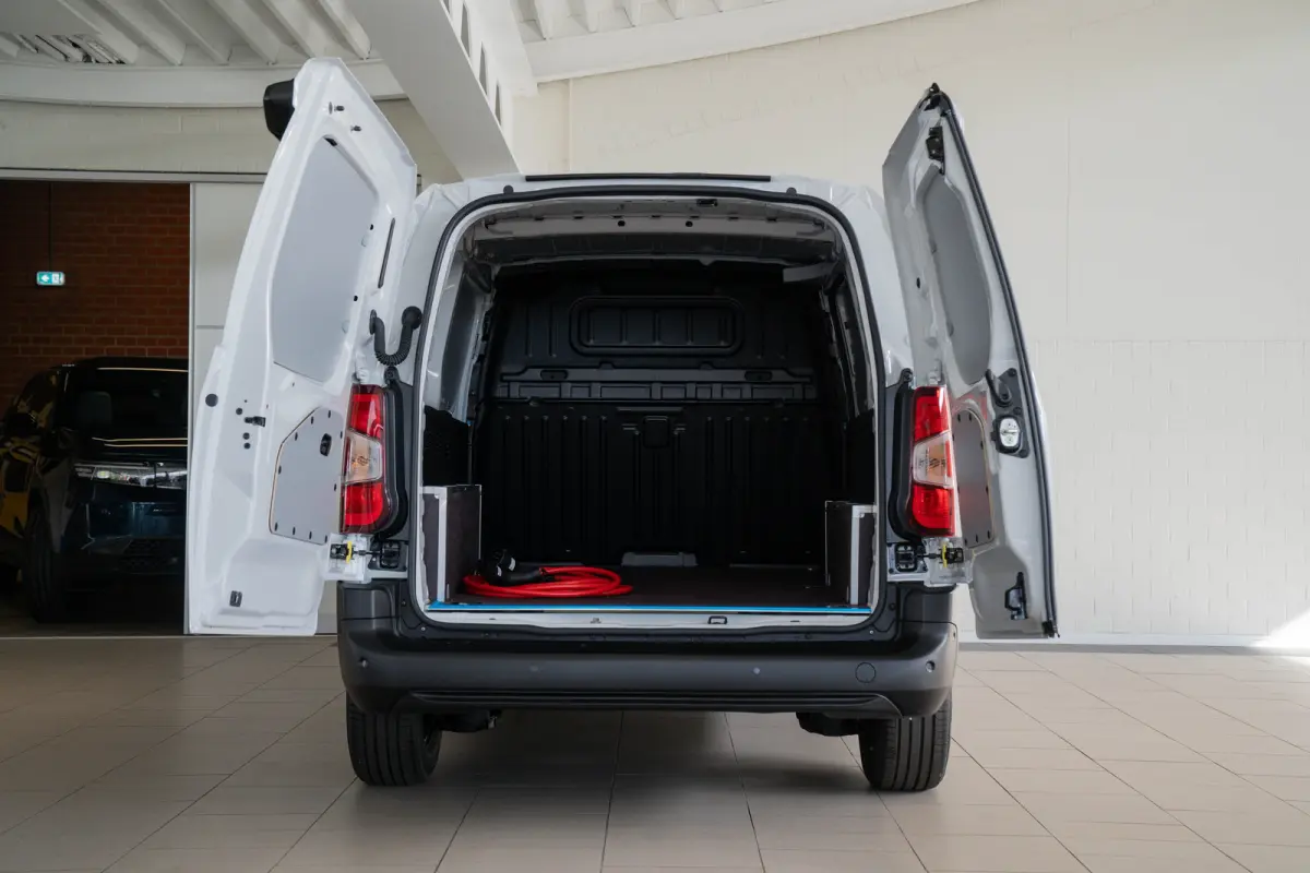 136 L2 50kWh | Warmtepomp | Climate Controle | Camera | Parkeersensoren | Laadruimte pakket | Apple Carplay & Android Auto |
