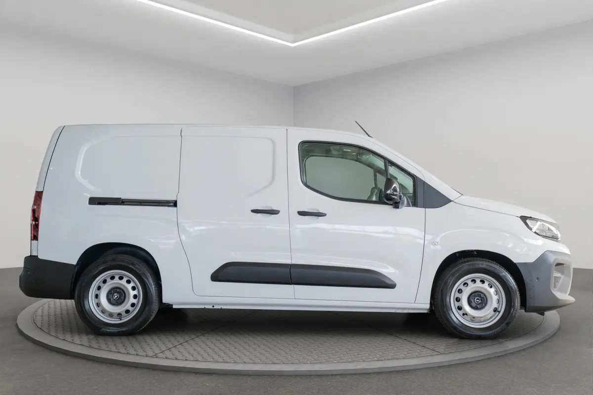 136 L2 50kWh | Warmtepomp | Climate Controle | Camera | Parkeersensoren | Laadruimte pakket | Apple Carplay & Android Auto |