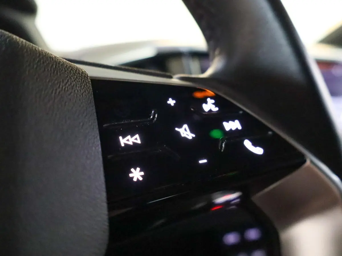 40 204pk Launch edition Advanced Plus 77 kWh | Apple Carplay/Android Auto | Voorstoelen Verwarmd | Adaptive Cruise