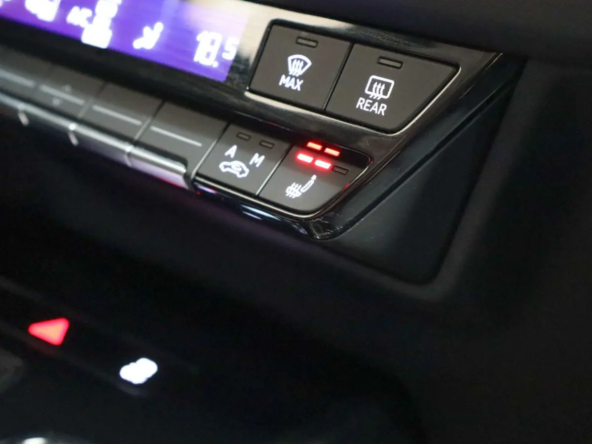 40 204pk Launch edition Advanced Plus 77 kWh | Apple Carplay/Android Auto | Voorstoelen Verwarmd | Adaptive Cruise