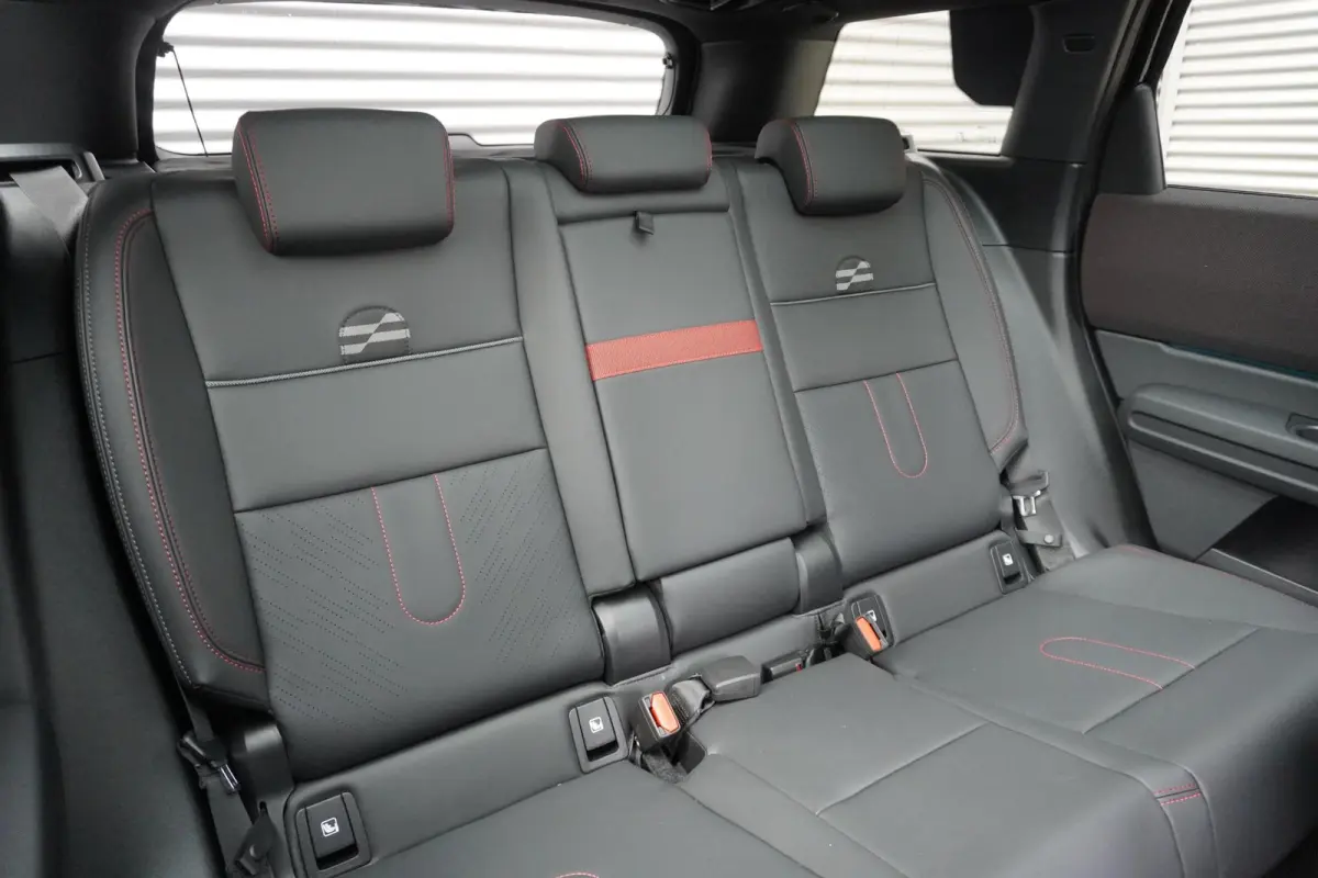 E | John Cooper Works Uitvoering | Pakket L | Glazen panoramadak | HIFI System Harman Kardon | Driving Assistant Plus | 20" John Cooper Works Flag Spoke 2-tone