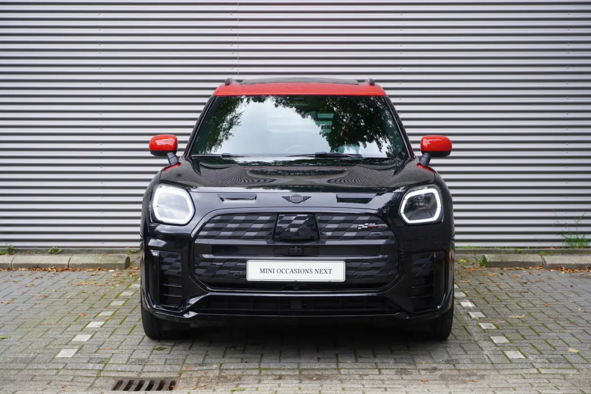E | John Cooper Works Uitvoering | Pakket L | Glazen panoramadak | HIFI System Harman Kardon | Driving Assistant Plus | 20" John Cooper Works Flag Spoke 2-tone