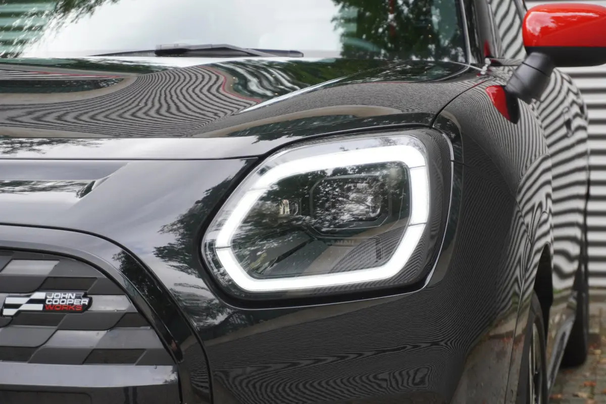 E | John Cooper Works Uitvoering | Pakket L | Glazen panoramadak | HIFI System Harman Kardon | Driving Assistant Plus | 20" John Cooper Works Flag Spoke 2-tone