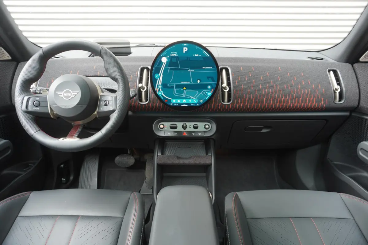 E | John Cooper Works Uitvoering | Pakket L | Glazen panoramadak | HIFI System Harman Kardon | Driving Assistant Plus | 20" John Cooper Works Flag Spoke 2-tone