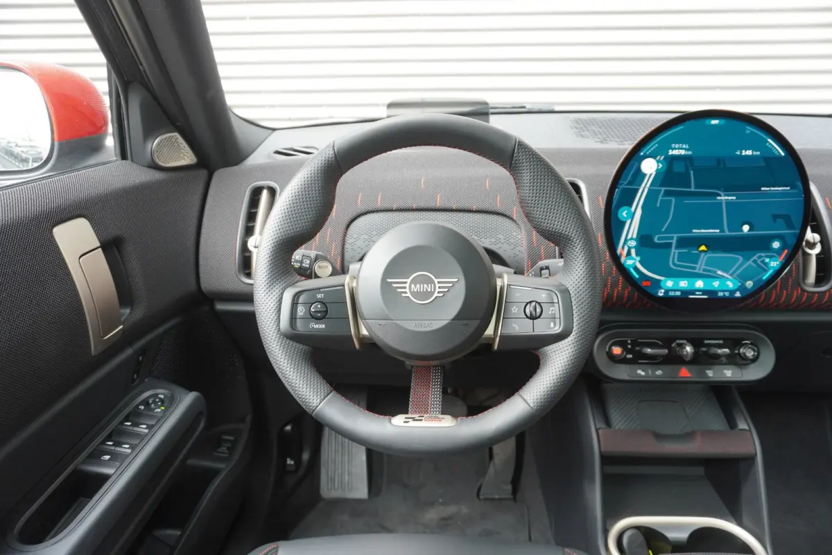 E | John Cooper Works Uitvoering | Pakket L | Glazen panoramadak | HIFI System Harman Kardon | Driving Assistant Plus | 20" John Cooper Works Flag Spoke 2-tone