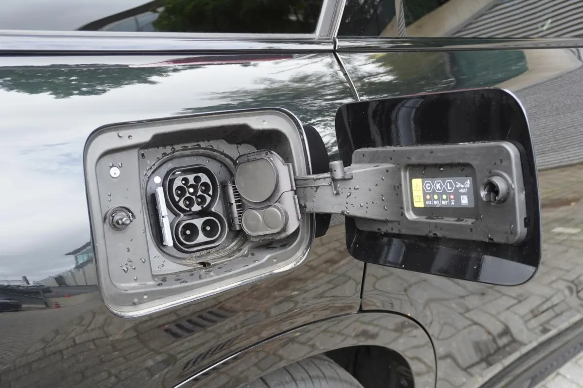 E | John Cooper Works Uitvoering | Pakket L | Glazen panoramadak | HIFI System Harman Kardon | Driving Assistant Plus | 20" John Cooper Works Flag Spoke 2-tone