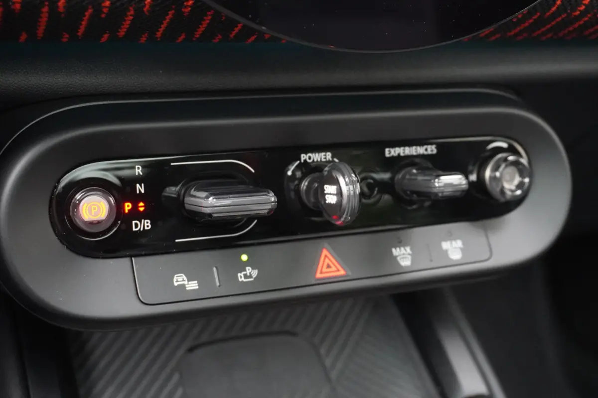 E | John Cooper Works Uitvoering | Pakket L | Glazen panoramadak | HIFI System Harman Kardon | Driving Assistant Plus | 20" John Cooper Works Flag Spoke 2-tone
