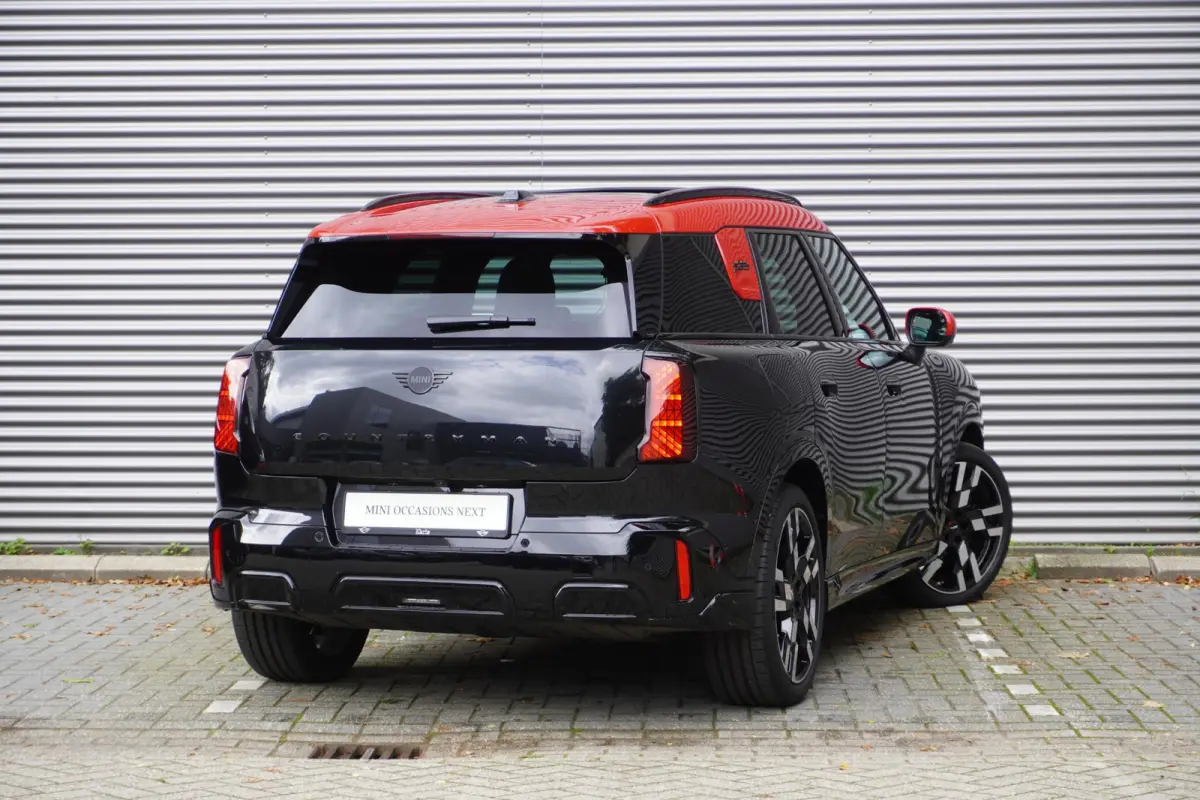 E | John Cooper Works Uitvoering | Pakket L | Glazen panoramadak | HIFI System Harman Kardon | Driving Assistant Plus | 20" John Cooper Works Flag Spoke 2-tone