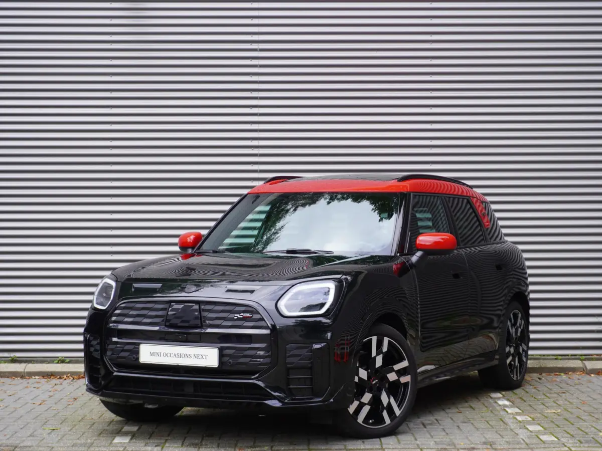 E | John Cooper Works Uitvoering | Pakket L | Glazen panoramadak | HIFI System Harman Kardon | Driving Assistant Plus | 20" John Cooper Works Flag Spoke 2-tone