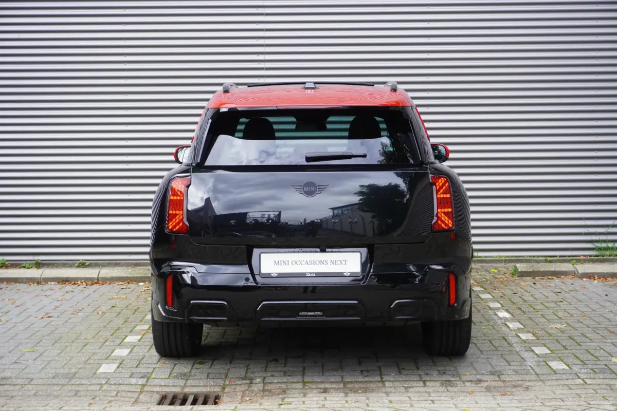 E | John Cooper Works Uitvoering | Pakket L | Glazen panoramadak | HIFI System Harman Kardon | Driving Assistant Plus | 20" John Cooper Works Flag Spoke 2-tone