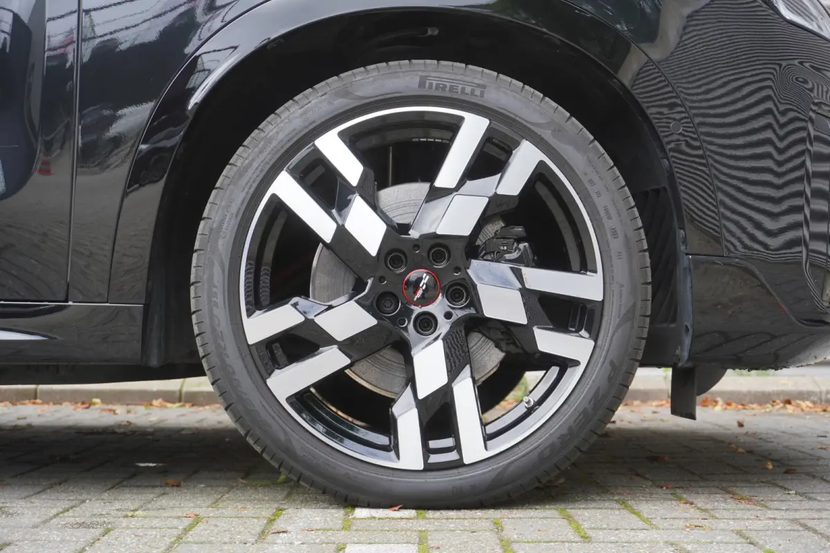 E | John Cooper Works Uitvoering | Pakket L | Glazen panoramadak | HIFI System Harman Kardon | Driving Assistant Plus | 20" John Cooper Works Flag Spoke 2-tone
