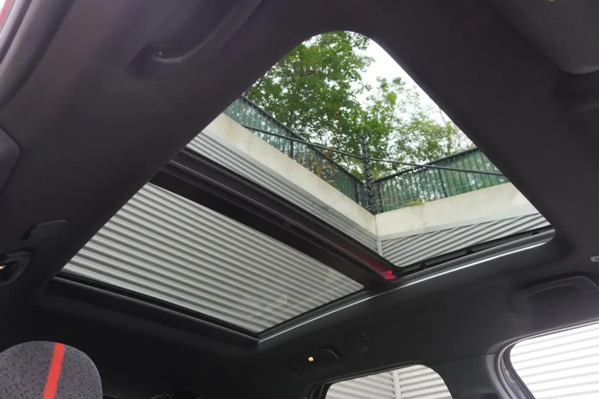 E | John Cooper Works Uitvoering | Pakket L | Glazen panoramadak | HIFI System Harman Kardon | Driving Assistant Plus | 20" John Cooper Works Flag Spoke 2-tone