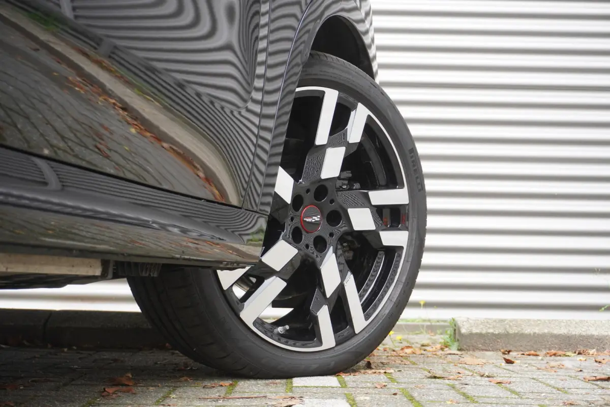E | John Cooper Works Uitvoering | Pakket L | Glazen panoramadak | HIFI System Harman Kardon | Driving Assistant Plus | 20" John Cooper Works Flag Spoke 2-tone