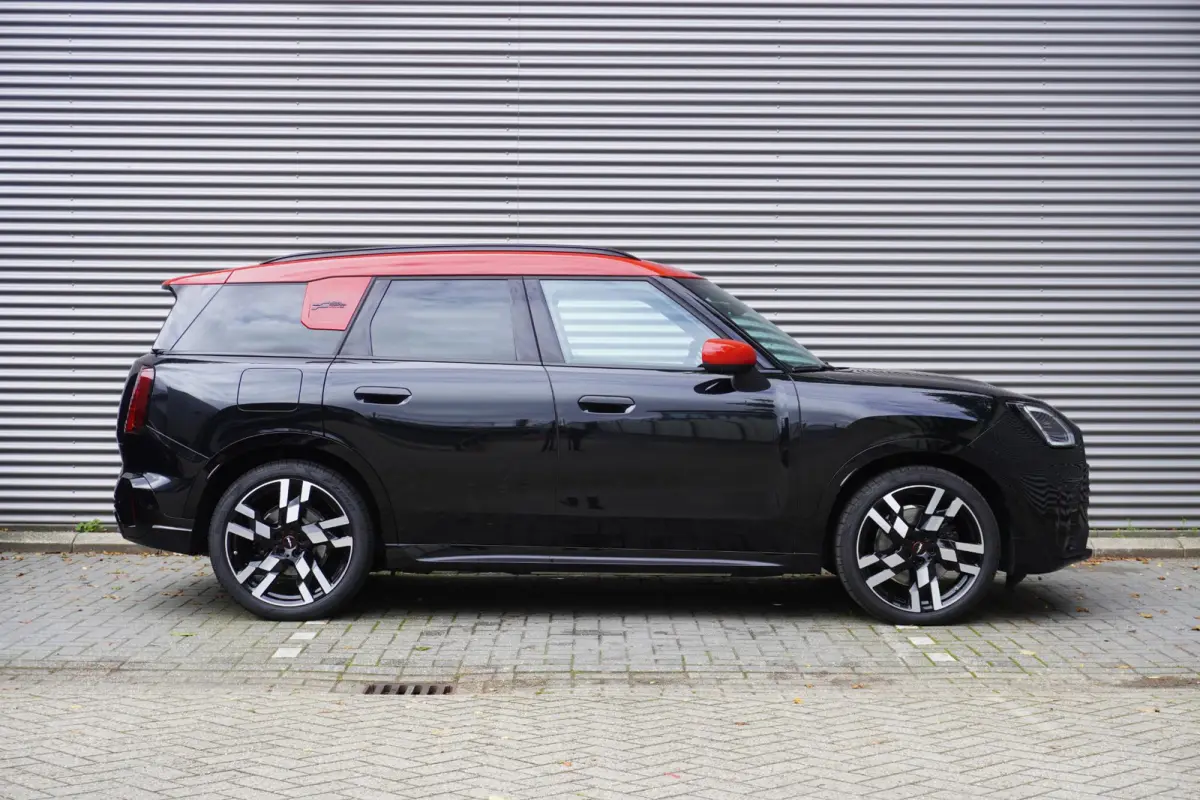 E | John Cooper Works Uitvoering | Pakket L | Glazen panoramadak | HIFI System Harman Kardon | Driving Assistant Plus | 20" John Cooper Works Flag Spoke 2-tone