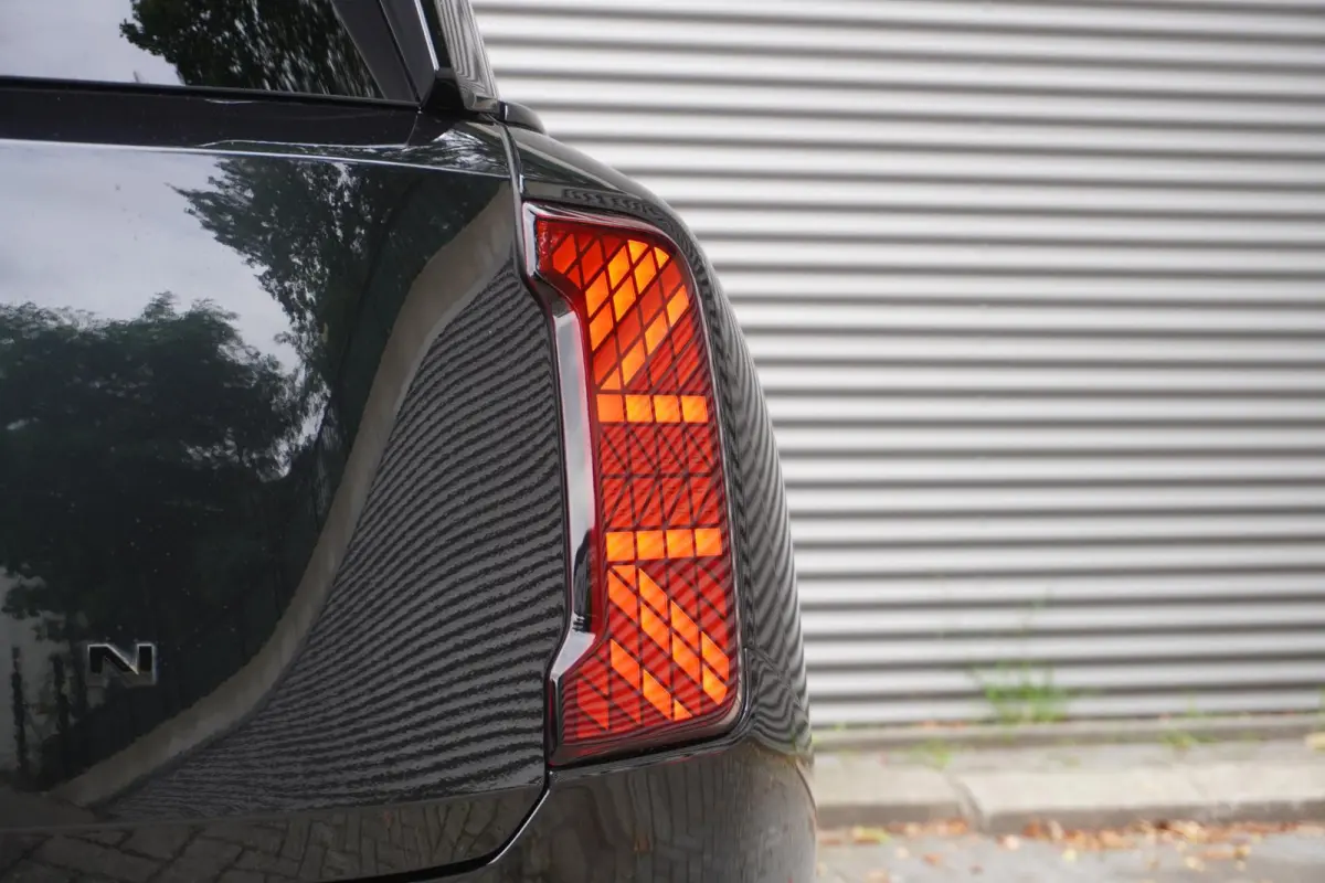 E | John Cooper Works Uitvoering | Pakket L | Glazen panoramadak | HIFI System Harman Kardon | Driving Assistant Plus | 20" John Cooper Works Flag Spoke 2-tone