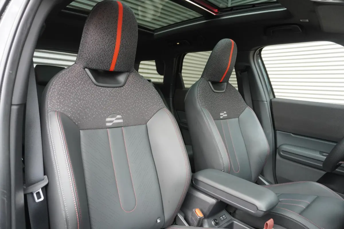 E | John Cooper Works Uitvoering | Pakket L | Glazen panoramadak | HIFI System Harman Kardon | Driving Assistant Plus | 20" John Cooper Works Flag Spoke 2-tone