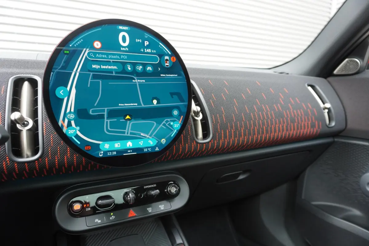 E | John Cooper Works Uitvoering | Pakket L | Glazen panoramadak | HIFI System Harman Kardon | Driving Assistant Plus | 20" John Cooper Works Flag Spoke 2-tone