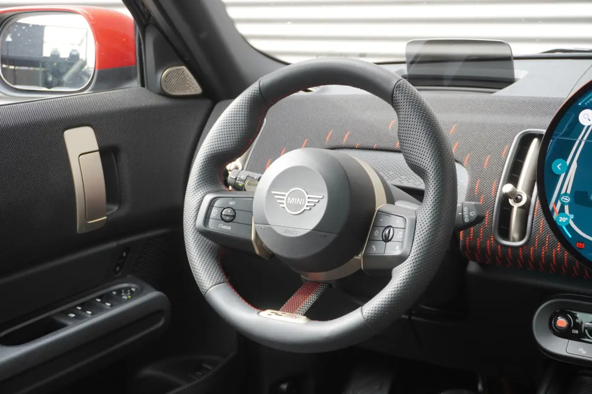 E | John Cooper Works Uitvoering | Pakket L | Glazen panoramadak | HIFI System Harman Kardon | Driving Assistant Plus | 20" John Cooper Works Flag Spoke 2-tone