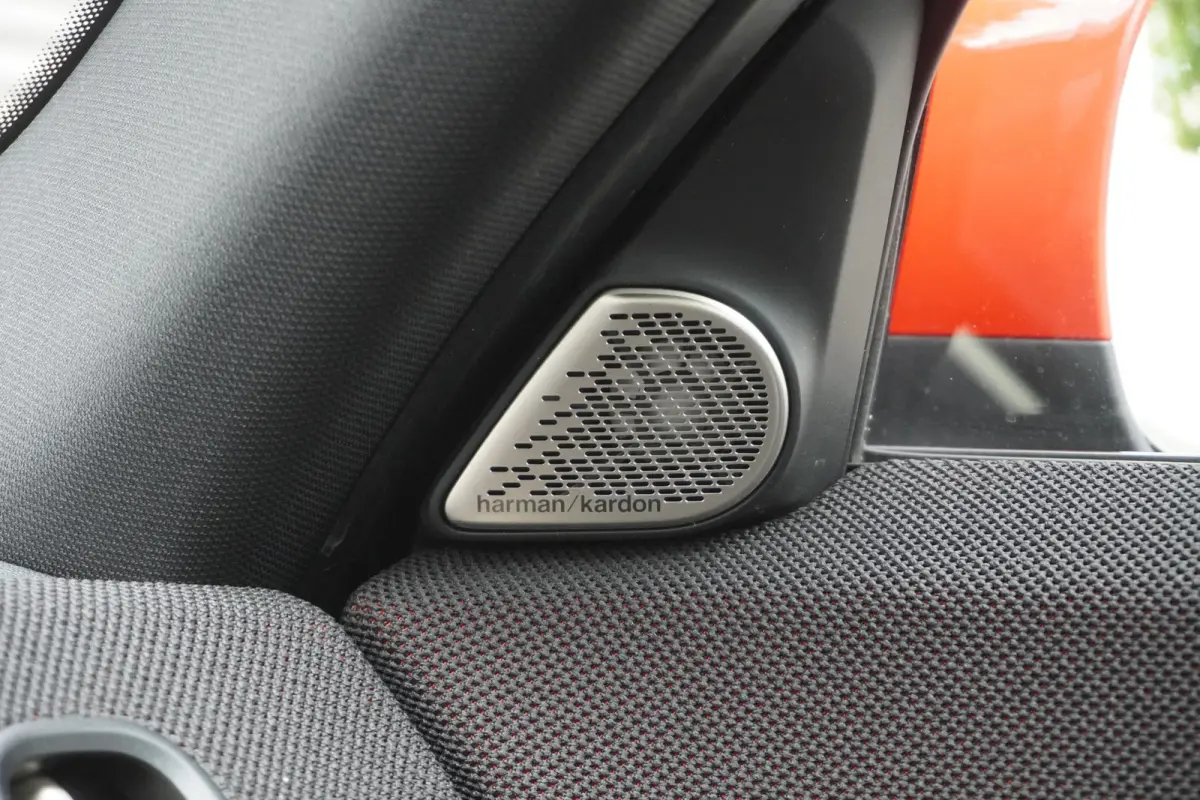 E | John Cooper Works Uitvoering | Pakket L | Glazen panoramadak | HIFI System Harman Kardon | Driving Assistant Plus | 20" John Cooper Works Flag Spoke 2-tone