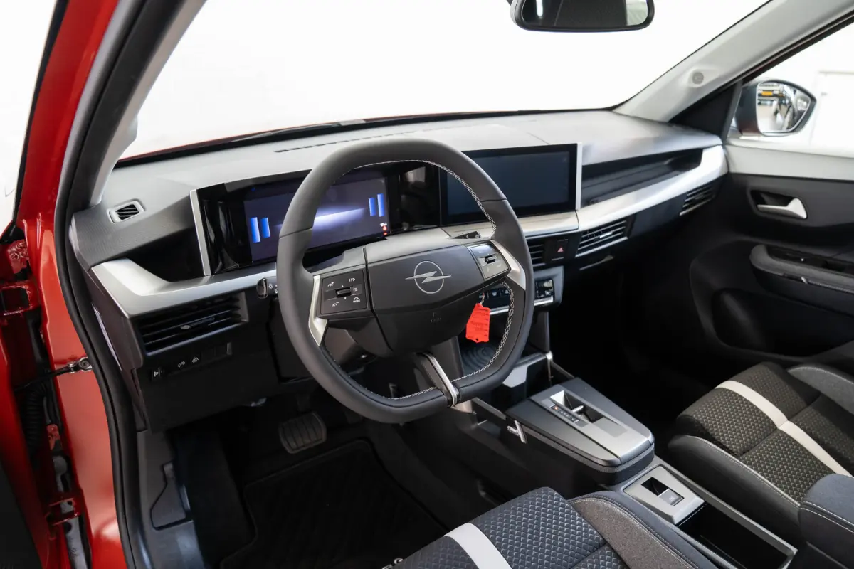 GS 44 kWh | Tot 8 Jaar Garantie | Stoel en Stuurverwarming | Camera | Navigatie | Parkeersensoren | Climate Controle | Apple Carplay & Android Auto |