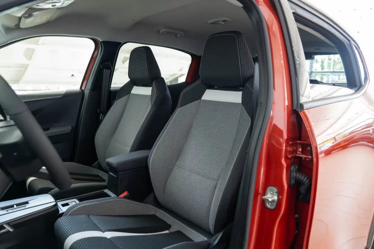 GS 44 kWh | Tot 8 Jaar Garantie | Stoel en Stuurverwarming | Camera | Navigatie | Parkeersensoren | Climate Controle | Apple Carplay & Android Auto |