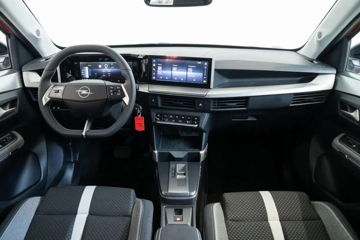 GS 44 kWh | Tot 8 Jaar Garantie | Stoel en Stuurverwarming | Camera | Navigatie | Parkeersensoren | Climate Controle | Apple Carplay & Android Auto |
