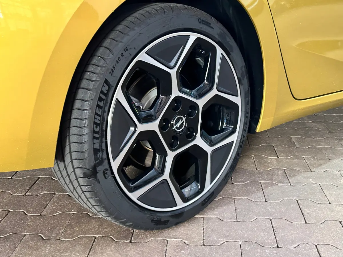 1.6 Turbo Plug In Hybrid Ultimate Navigatie | Stoel+Stuurverwarming | Panoramadak | Drive Assist | Camera | | Achterbank met armsteun en skiluik | Achteruitrijcamera | Afwijkende dakkleur
