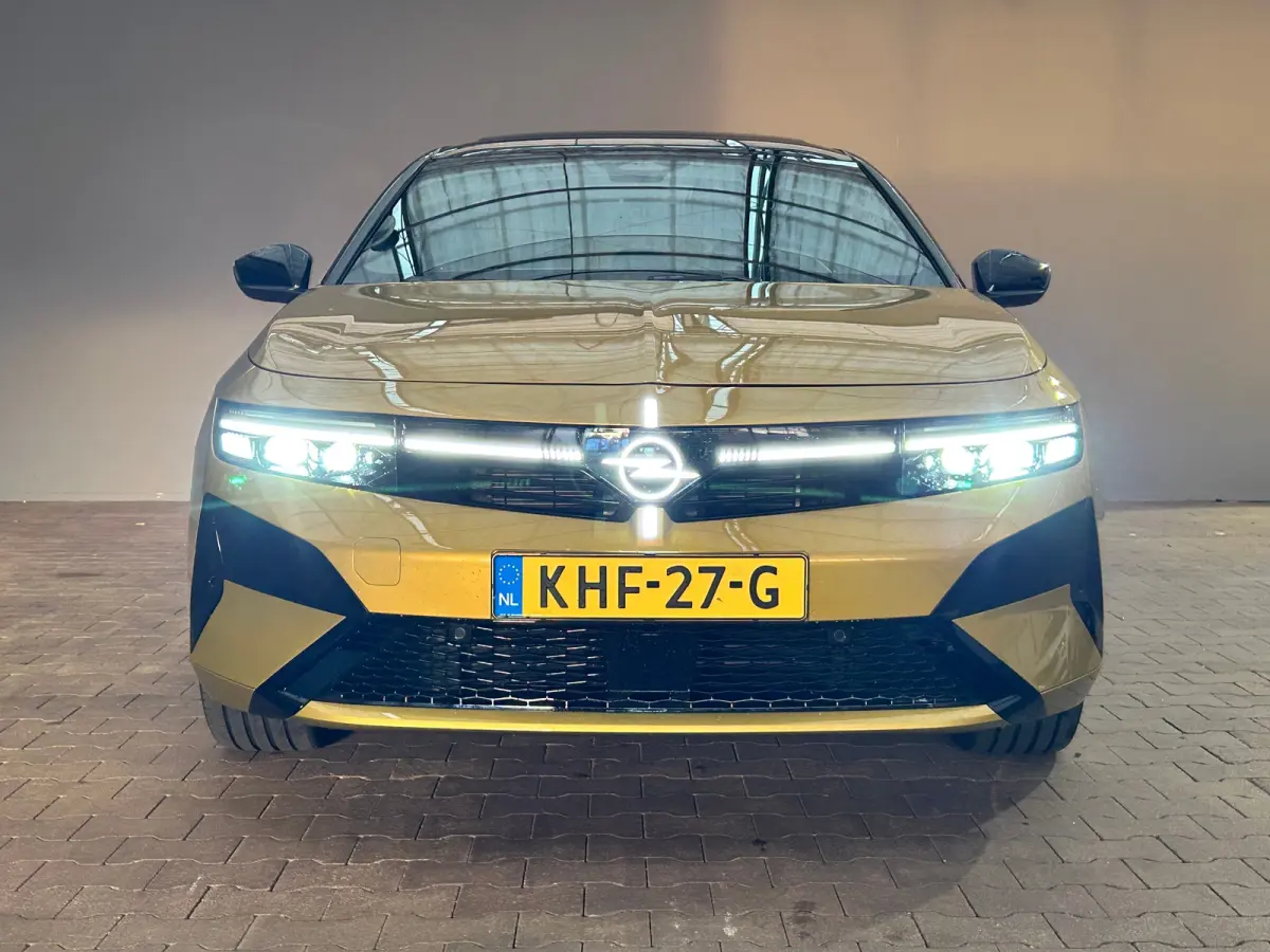 1.6 Turbo Plug In Hybrid Ultimate Navigatie | Stoel+Stuurverwarming | Panoramadak | Drive Assist | Camera | | Achterbank met armsteun en skiluik | Achteruitrijcamera | Afwijkende dakkleur