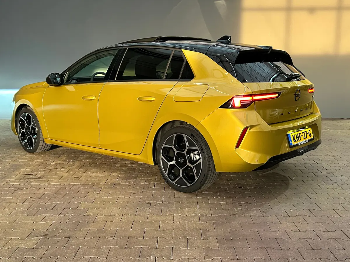 1.6 Turbo Plug In Hybrid Ultimate Navigatie | Stoel+Stuurverwarming | Panoramadak | Drive Assist | Camera | | Achterbank met armsteun en skiluik | Achteruitrijcamera | Afwijkende dakkleur