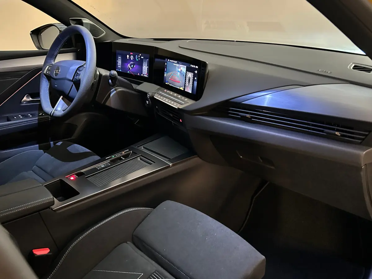 1.6 Turbo Plug In Hybrid Ultimate Navigatie | Stoel+Stuurverwarming | Panoramadak | Drive Assist | Camera | | Achterbank met armsteun en skiluik | Achteruitrijcamera | Afwijkende dakkleur