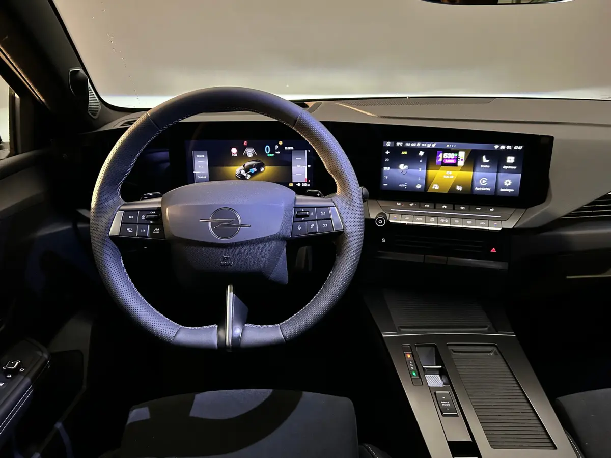 1.6 Turbo Plug In Hybrid Ultimate Navigatie | Stoel+Stuurverwarming | Panoramadak | Drive Assist | Camera | | Achterbank met armsteun en skiluik | Achteruitrijcamera | Afwijkende dakkleur