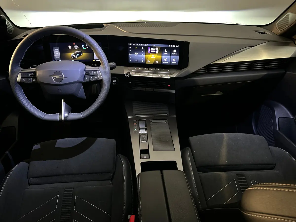 1.6 Turbo Plug In Hybrid Ultimate Navigatie | Stoel+Stuurverwarming | Panoramadak | Drive Assist | Camera | | Achterbank met armsteun en skiluik | Achteruitrijcamera | Afwijkende dakkleur