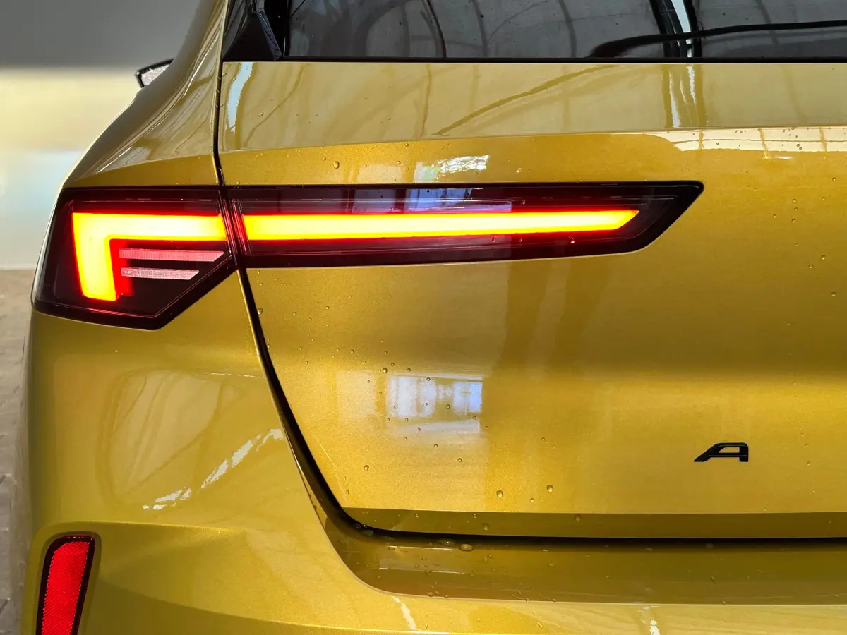 1.6 Turbo Plug In Hybrid Ultimate Navigatie | Stoel+Stuurverwarming | Panoramadak | Drive Assist | Camera | | Achterbank met armsteun en skiluik | Achteruitrijcamera | Afwijkende dakkleur