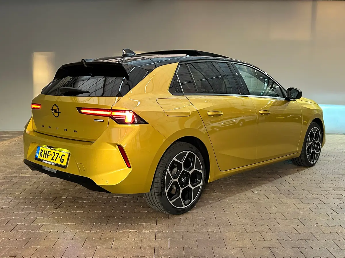 1.6 Turbo Plug In Hybrid Ultimate Navigatie | Stoel+Stuurverwarming | Panoramadak | Drive Assist | Camera | | Achterbank met armsteun en skiluik | Achteruitrijcamera | Afwijkende dakkleur