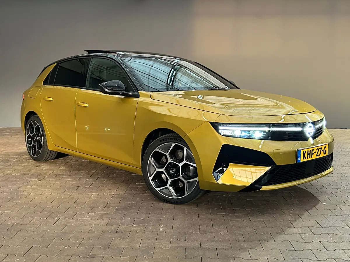 1.6 Turbo Plug In Hybrid Ultimate Navigatie | Stoel+Stuurverwarming | Panoramadak | Drive Assist | Camera | | Achterbank met armsteun en skiluik | Achteruitrijcamera | Afwijkende dakkleur
